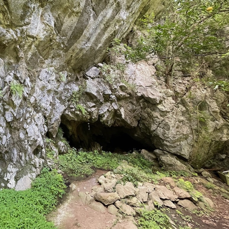 洞窟はタイムカプセルー穴岩洞窟探検ー