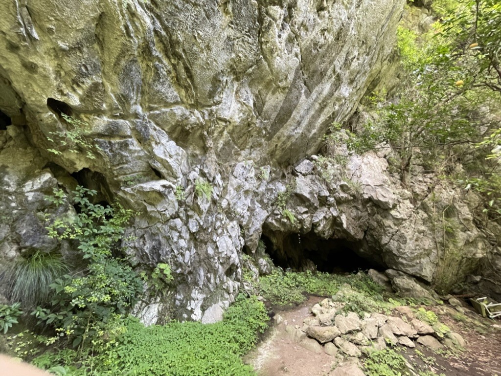 洞窟はタイムカプセルー穴岩洞窟探検ー